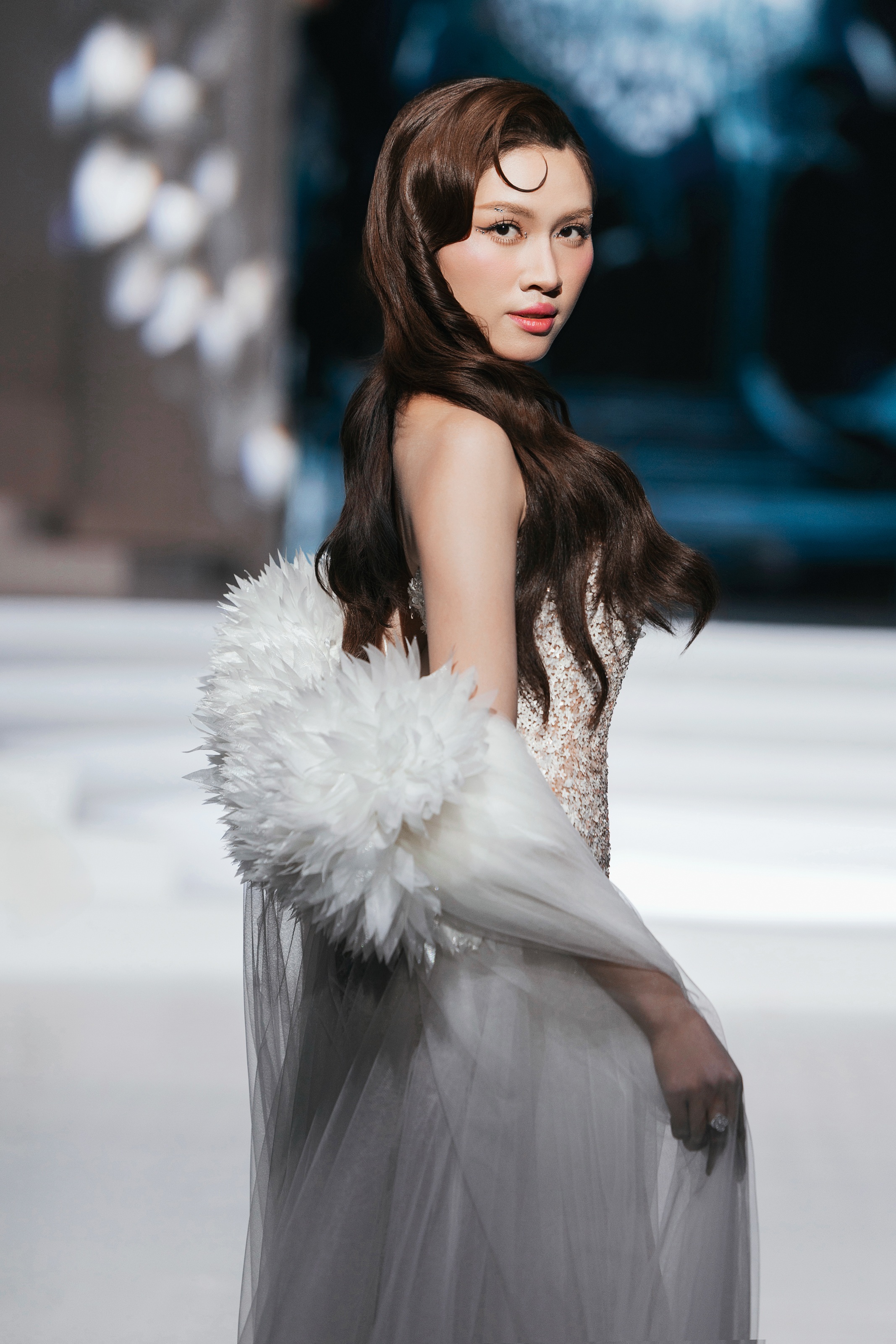 Miss Thanh Thuy verwandelt sich in eine Fee und meistert einen unerwarteten Sturz geschickt - 6 Hoa hậu Thanh Thủy hóa nàng tiên, xử lý khéo léo khi bất ngờ vấp ngã - 6