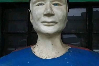 Du khách “khóc thét” trước những bức tượng siêu anh hùng tạo hình “ngô nghê”