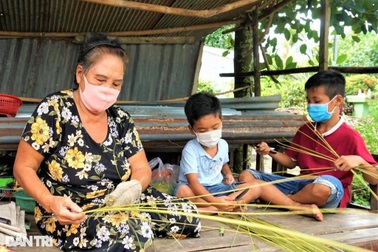 Chồng mất vì Covid-19, vợ nghèo chới với lo 3 con thất học