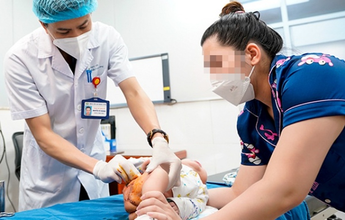 Bé trai 5 tháng tuổi bị loét đùi chỉ vì gia đình chủ quan - 1 Bé trai 5 tháng tuổi bị loét đùi chỉ vì gia đình chủ quan - 1
