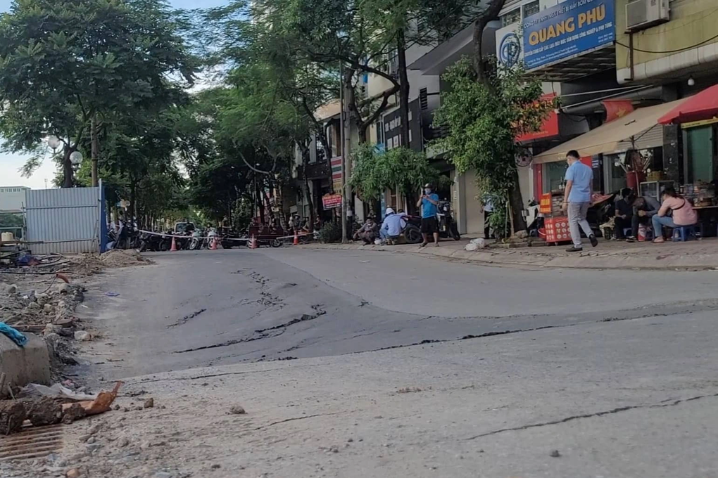 Hà Nội: Đường ven sông Tô Lịch đột ngột lún sâu - 3 Hà Nội: Đường ven sông Tô Lịch đột ngột lún sâu - 3