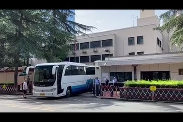 Nhân viên rời lãnh sự quán Mỹ ở Thành Đô trước giờ đóng cửa