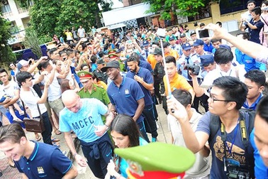 Sinh viên ĐH Quốc gia Hà Nội cuồng nhiệt tiếp đón cầu thủ Man City