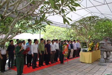 Truy niệm các anh hùng liệt sĩ tại Di tích lịch sử hang 8 Cô