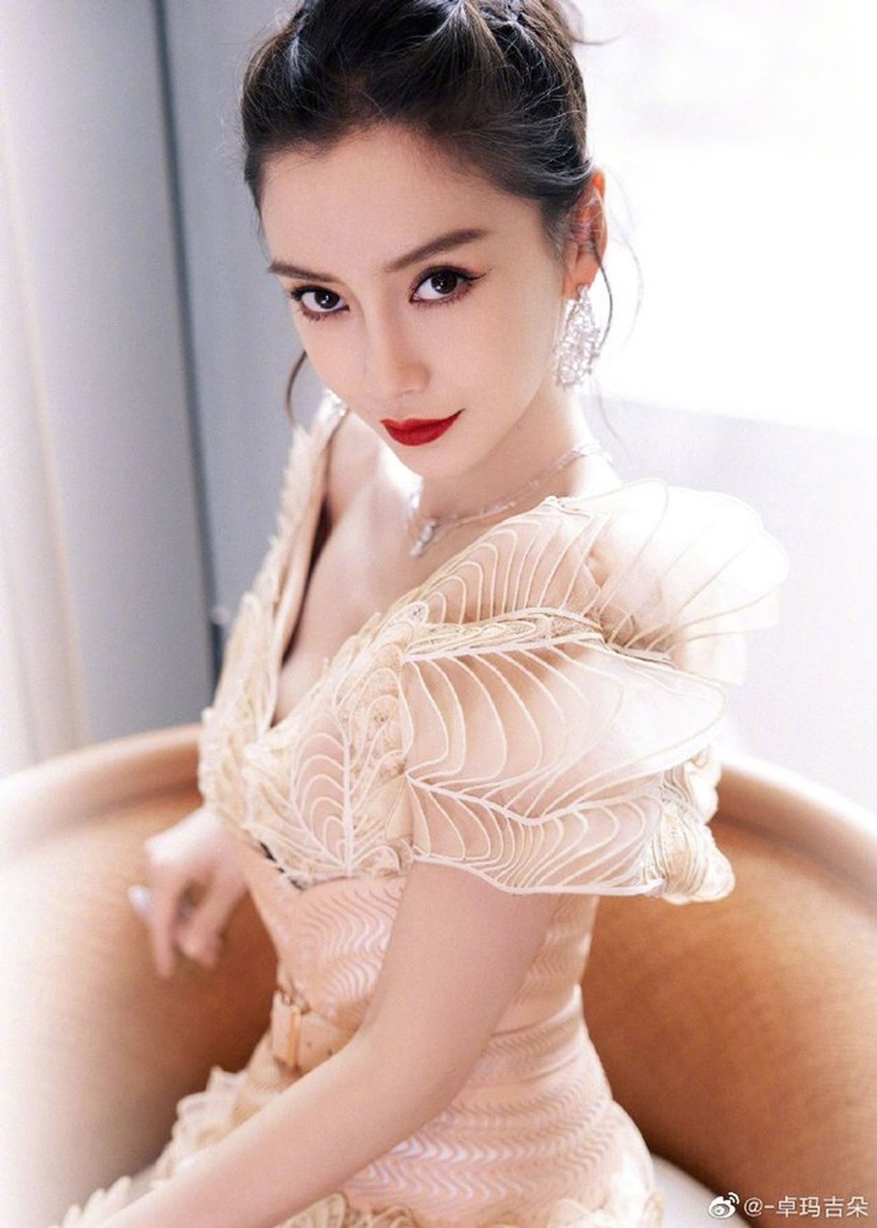 Diện phong cách tiểu thư, Angelababy lấn lướt dàn mỹ nhân kém tuổi - 4 Diện phong cách tiểu thư, Angelababy lấn lướt dàn mỹ nhân kém tuổi - 4
