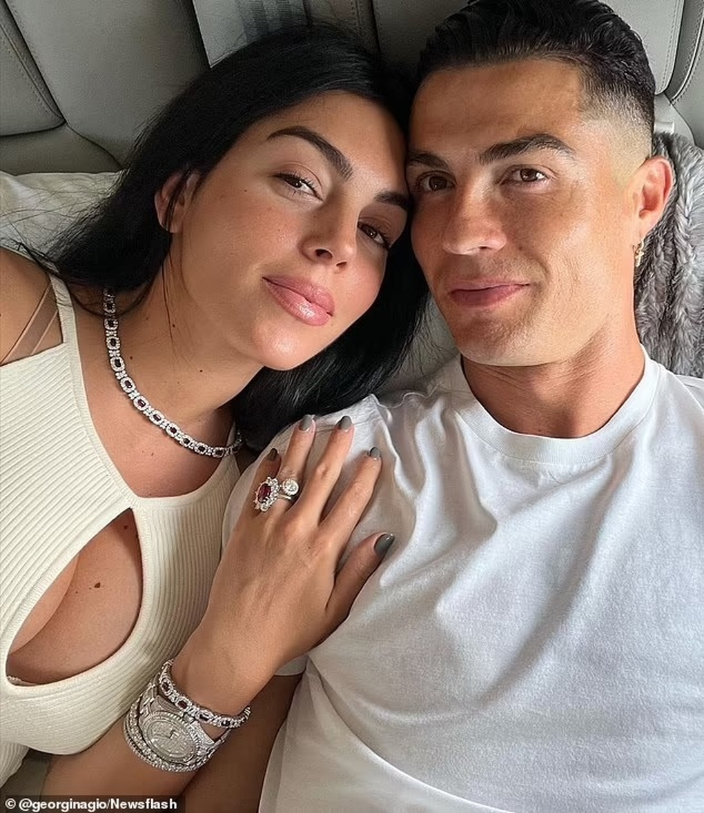 Bạn gái Ronaldo bị sảy thai 3 lần trước khi mất đi con trai sơ sinh - 1 Bạn gái Ronaldo bị sảy thai 3 lần trước khi mất đi con trai sơ sinh - 1