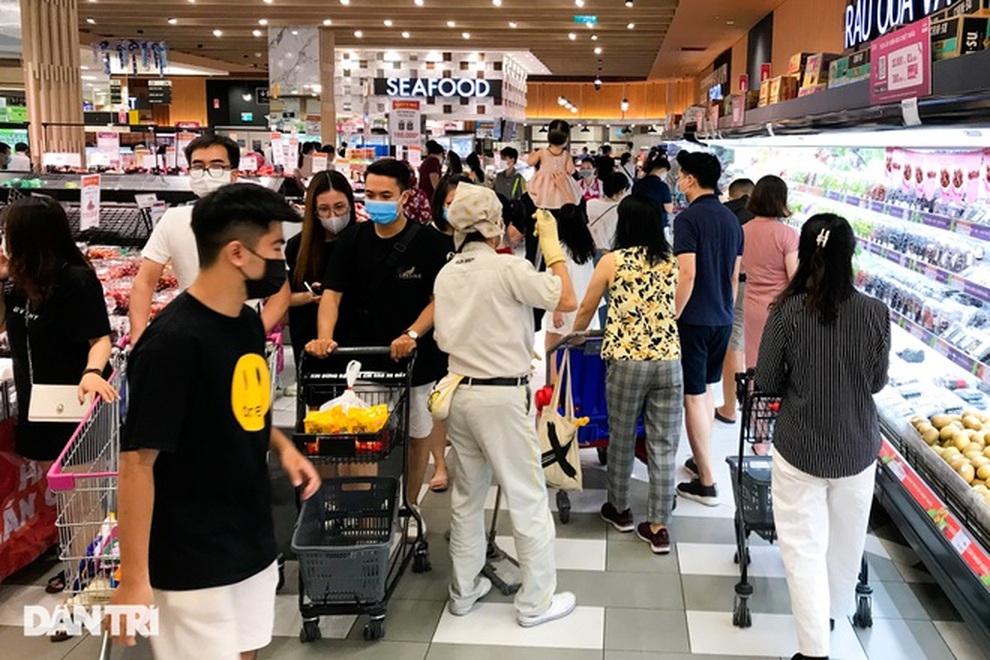 Chưa tới 21h, quầy rau, thịt tại một số siêu thị Hà Nội đã hết hàng - 3 Chưa tới 21h, quầy rau, thịt tại một số siêu thị Hà Nội đã hết hàng - 3