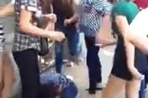 Một thiếu nữ bị đánh hội đồng trên phố