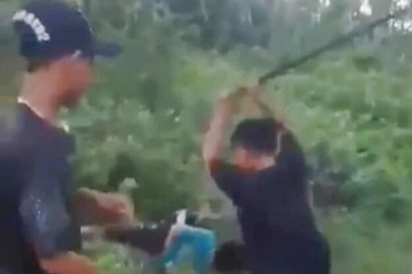 Nam sinh 11 tuổi quỳ gối van xin vẫn bị nhóm bạn đánh dã man