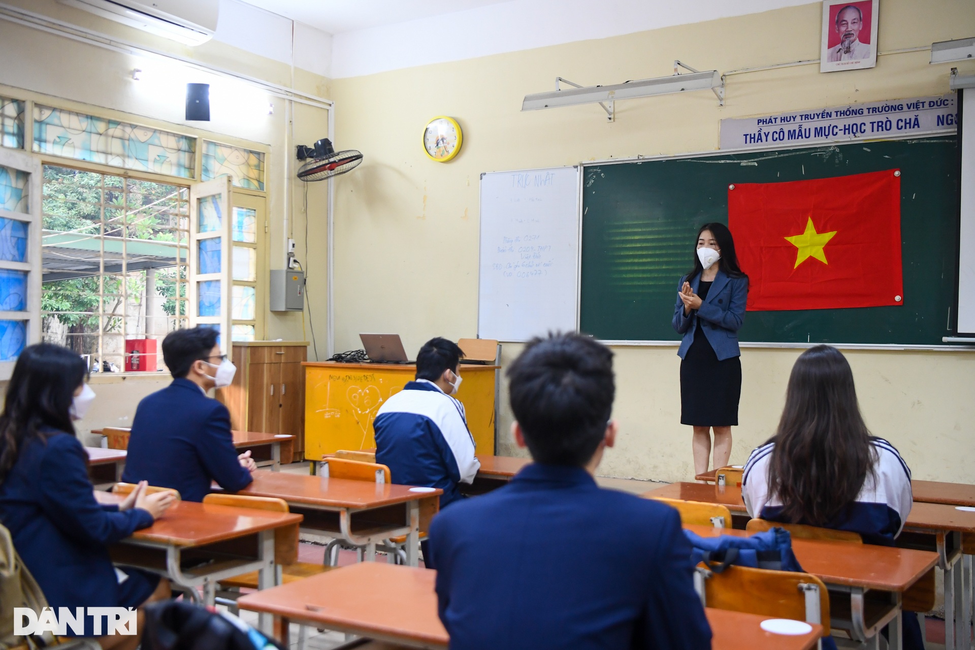 Học sinh lớp 12 ở Hà Nội bồi hồi, lo lắng trong ngày đầu trở lại trường - 9 Học sinh lớp 12 ở Hà Nội bồi hồi, lo lắng trong ngày đầu trở lại trường - 9