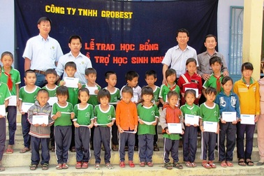 Grobest phối hợp Quỹ Khuyến học Việt Nam và báo Dân trí trao học bổng đến học sinh nghèo vượt khó Ninh Thuận