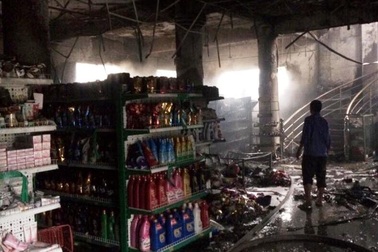 Siêu thị 3 tầng bốc cháy ngùn ngụt