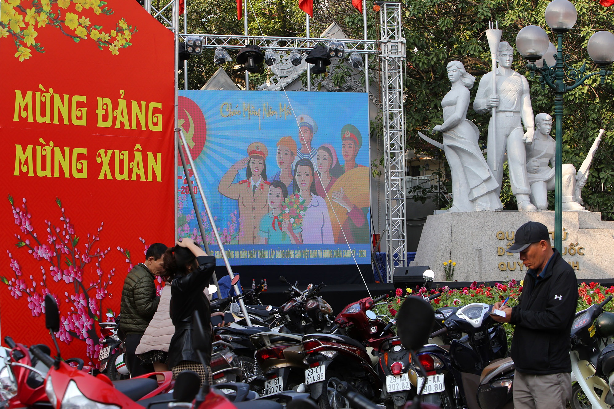 Hà Nội rực rỡ cờ, hoa mừng 90 năm Ngày thành lập Đảng - 6 Hà Nội rực rỡ cờ, hoa mừng 90 năm Ngày thành lập Đảng - 6