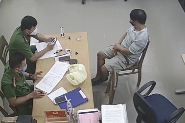 Tạm giữ người đàn ông chở vợ đi xem các chốt kiểm dịch