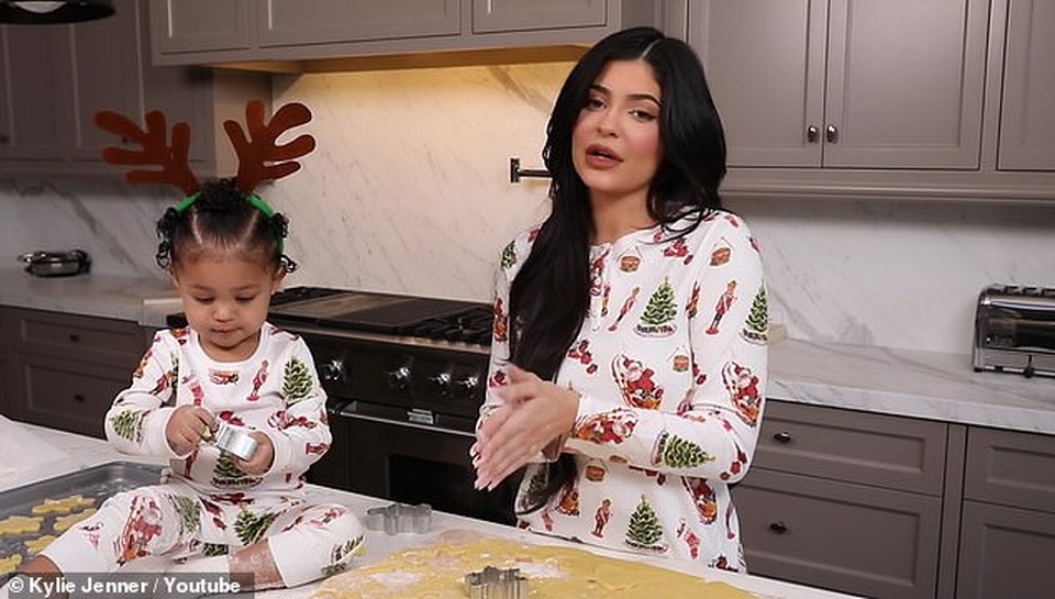 Kylie Jenner và con gái diện váy hàng hiệu đón giáng sinh - 8 Kylie Jenner và con gái diện váy hàng hiệu đón giáng sinh - 8