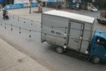 Tài xế xe tải và tình huống xử lý đầy khó hiểu gây họa cho người đi đường