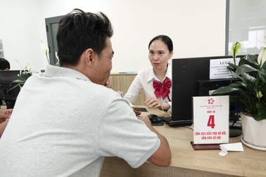 Lượng việc tăng vọt, cán bộ làm đến đêm: Cần tăng lương hay biên chế?