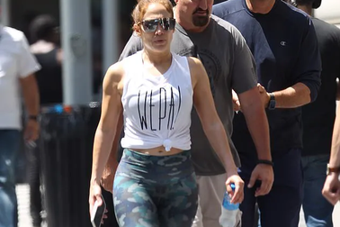 Jennifer Lopez khỏe khoắn sải bước trên phố
