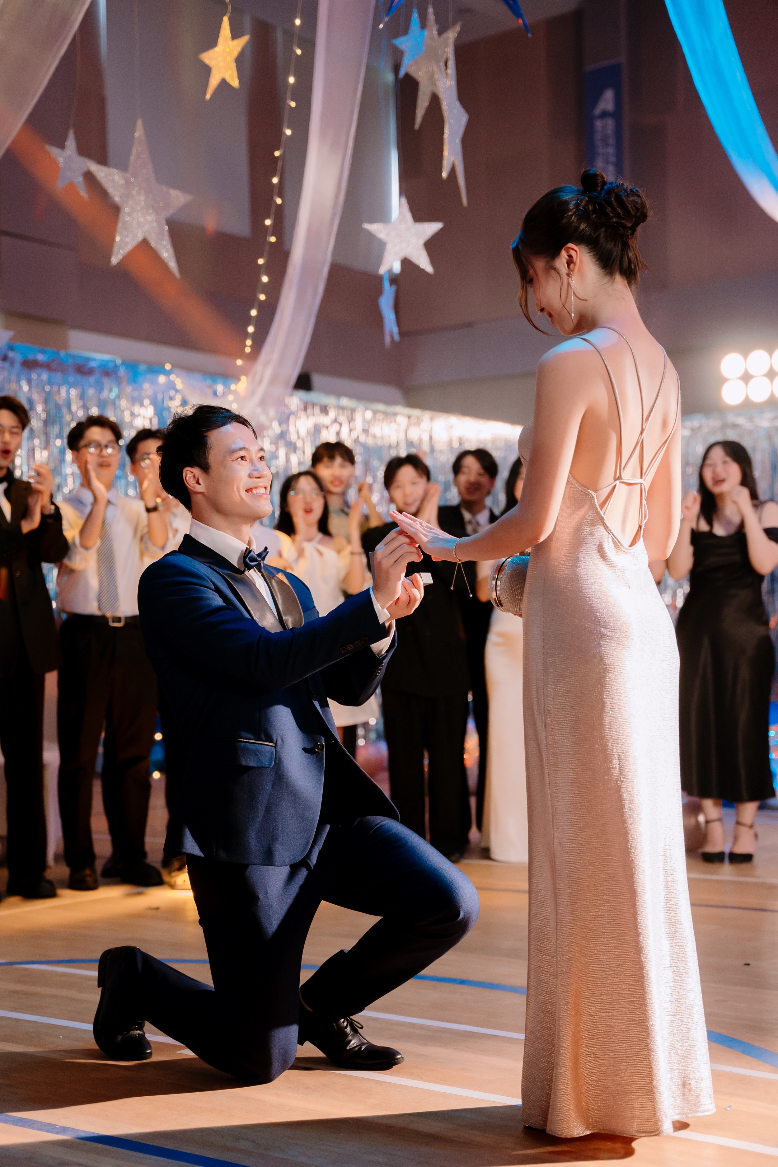 Pesepakbola Van Toan berbicara tentang adegan berlutut untuk melamar di MV grup Da LAB - 2 Cầu thủ Văn Toàn kể về cảnh quỳ gối cầu hôn trong MV nhóm Da LAB - 2