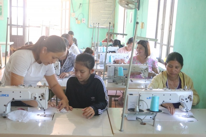 Lớp dạy nghề may cho người lao động tại xã Hương Hữu, huyện Nam Đông, tỉnh Thừa Thiên Huế 