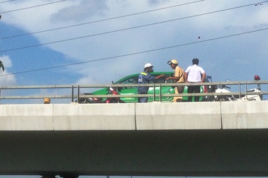 Cuống cuồng quay đầu né CSGT, xe máy tông xe taxi