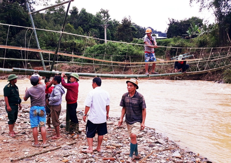 Bộ đội, dân quân giúp dân làm cầu treo cho học sinh đến trường - 5 Bộ đội, dân quân giúp dân làm cầu treo cho học sinh đến trường - 5