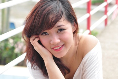 Nữ sinh cười rạng ngời, khoe dáng giữa nắng Hè