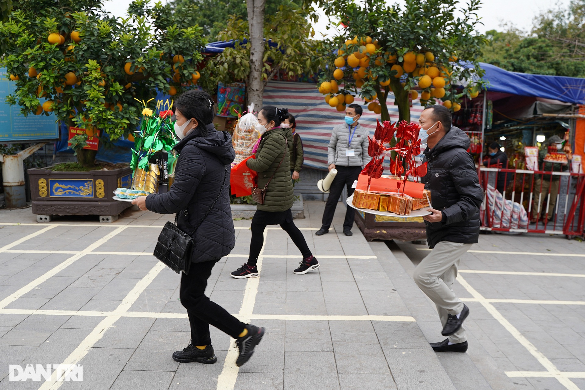 Du khách tấp nập đổ về đền Bà Chúa Kho xin lộc trong ngày mở cửa trở lại - 5