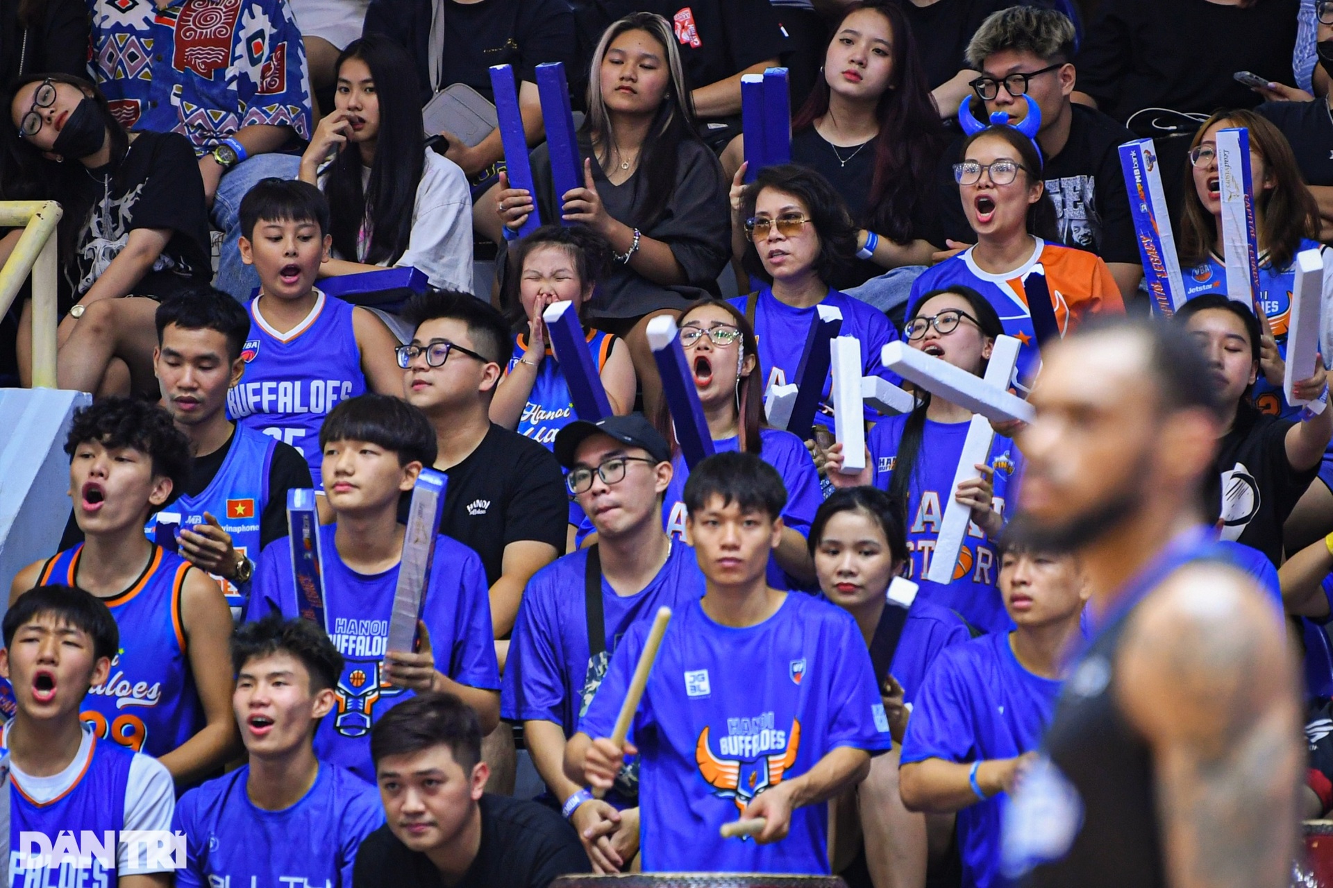 Khán giả vây kín cầu thủ trong ngày Hanoi Buffaloes tái hiện lịch sử ở VBA - 12 Khán giả vây kín cầu thủ trong ngày Hanoi Buffaloes tái hiện lịch sử ở VBA - 12