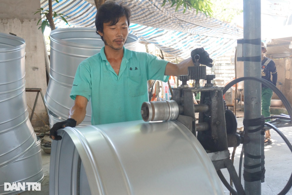 Người dân quê lúa hái ra tiền nhờ nghề đóng thùng tôn - 2 Người dân quê lúa hái ra tiền nhờ nghề đóng thùng tôn - 2