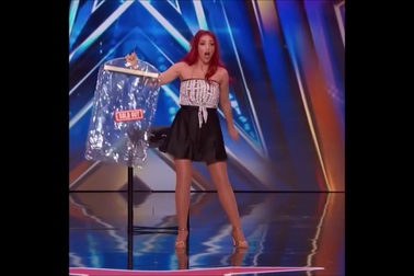 Clip "nữ ảo thuật gia thay trang phục trong chớp mắt" nổi bật tuần qua