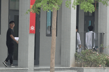 Điểm thi ở Hà Nội thu bài sớm, thí sinh bị giữ lại phòng làm thêm giờ