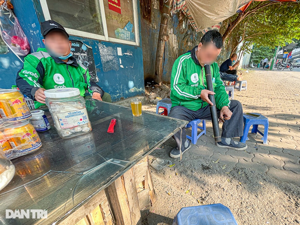 Mặc F0 tăng kỷ lục, nhiều người Hà Nội vẫn liều mình rít chung điếu cày - 6 Mặc F0 tăng kỷ lục, nhiều người Hà Nội vẫn liều mình rít chung điếu cày - 6