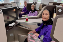 Cụ bà 100 tuổi và em gái bay hạng thương gia du lịch Phú Quốc gây sốt mạng