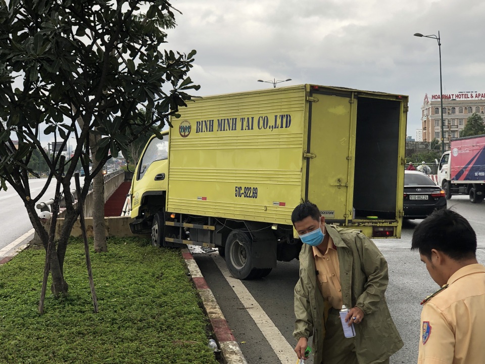 Xe tải đâm thẳng vào lan can cầu, tài xế văng xuống đường - 3 Xe tải đâm thẳng vào lan can cầu, tài xế văng xuống đường - 3