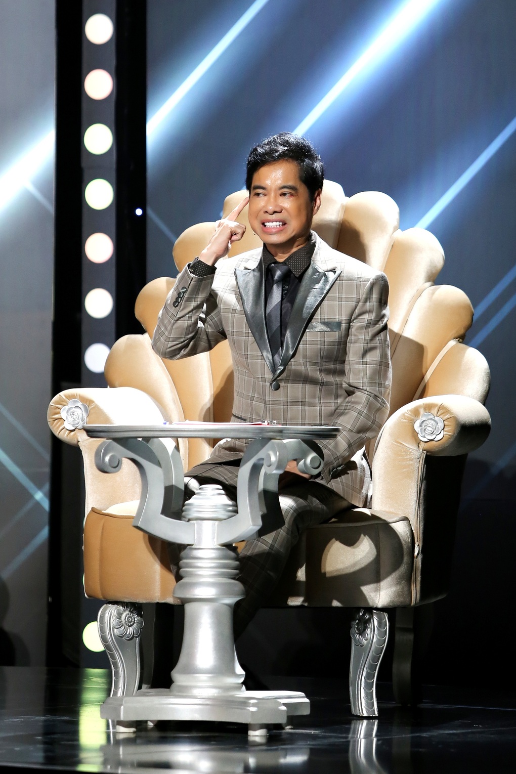 Danh ca Ngọc Sơn hài hước đối đáp khi được thí sinh khen đẹp trai - 2 Danh ca Ngọc Sơn hài hước đối đáp khi được thí sinh khen đẹp trai - 2