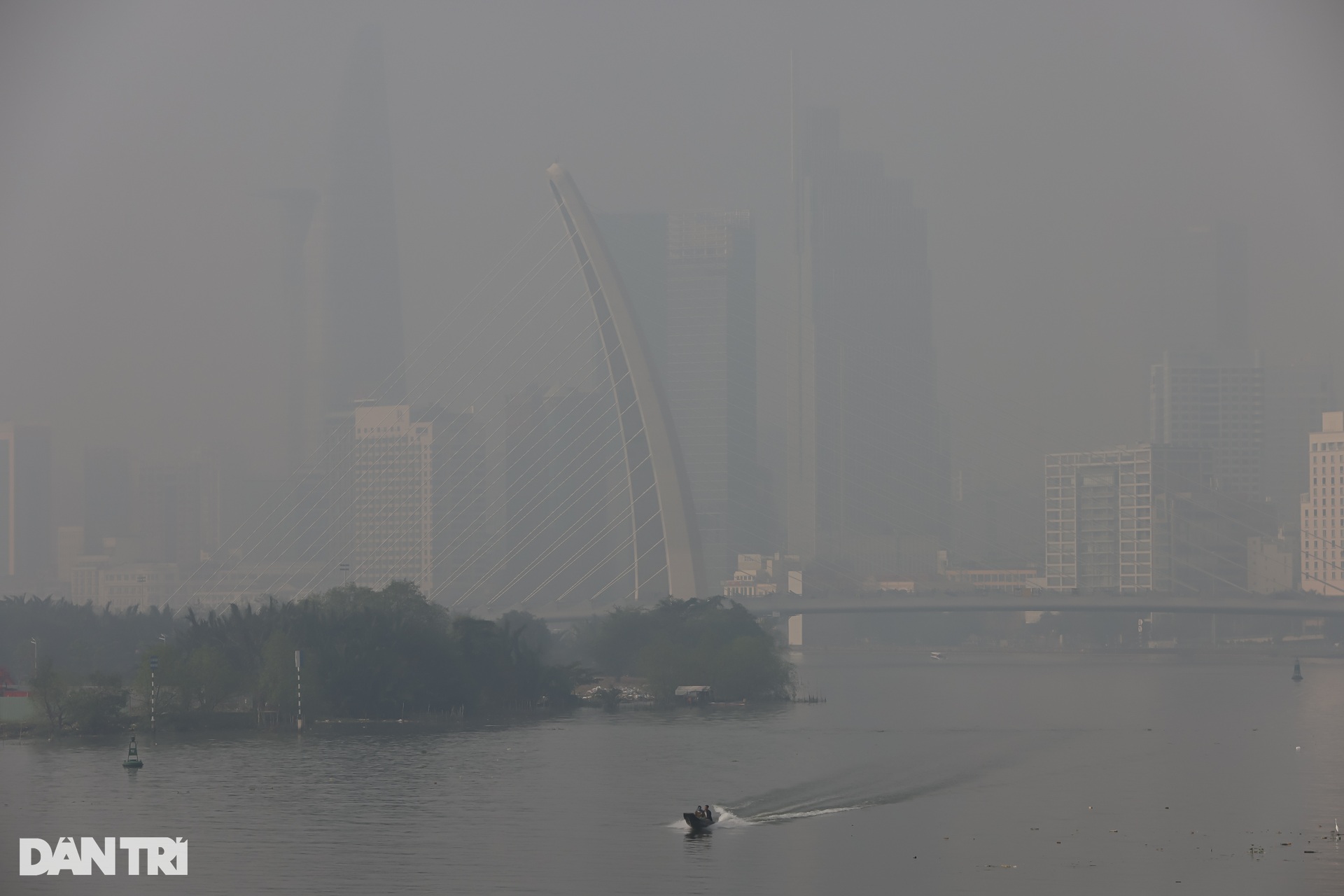 TPHCM se lạnh, chìm trong sương mù những ngày giáp Tết Nguyên đán - 17 TPHCM se lạnh, chìm trong sương mù những ngày giáp Tết Nguyên đán - 17