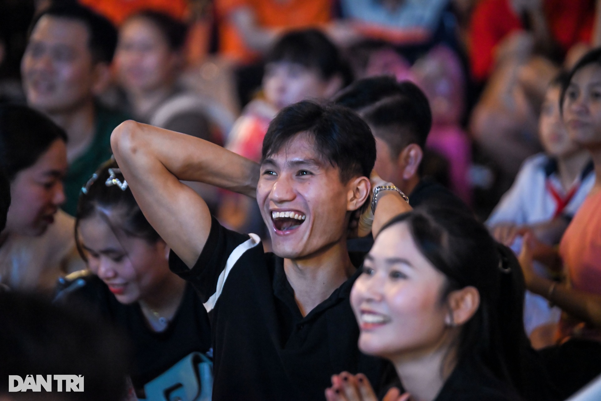 Người hâm mộ TPHCM nhảy múa khi đội tuyển Việt Nam chiến thắng - 11 Người hâm mộ TPHCM nhảy múa khi đội tuyển Việt Nam chiến thắng - 11