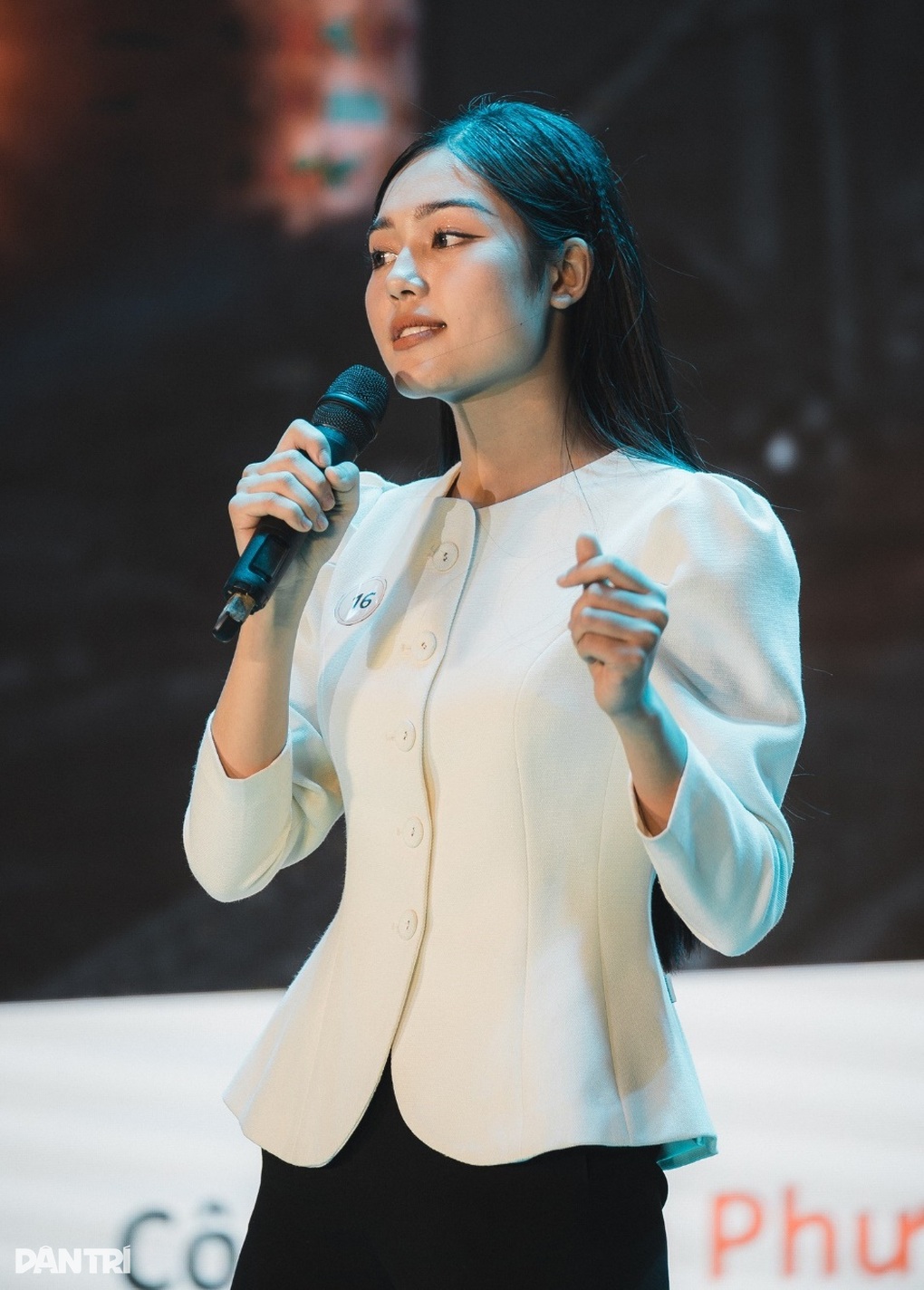 Nữ sinh trường Báo: Có người nghèo đến mức không có gì ngoài tiền - 1