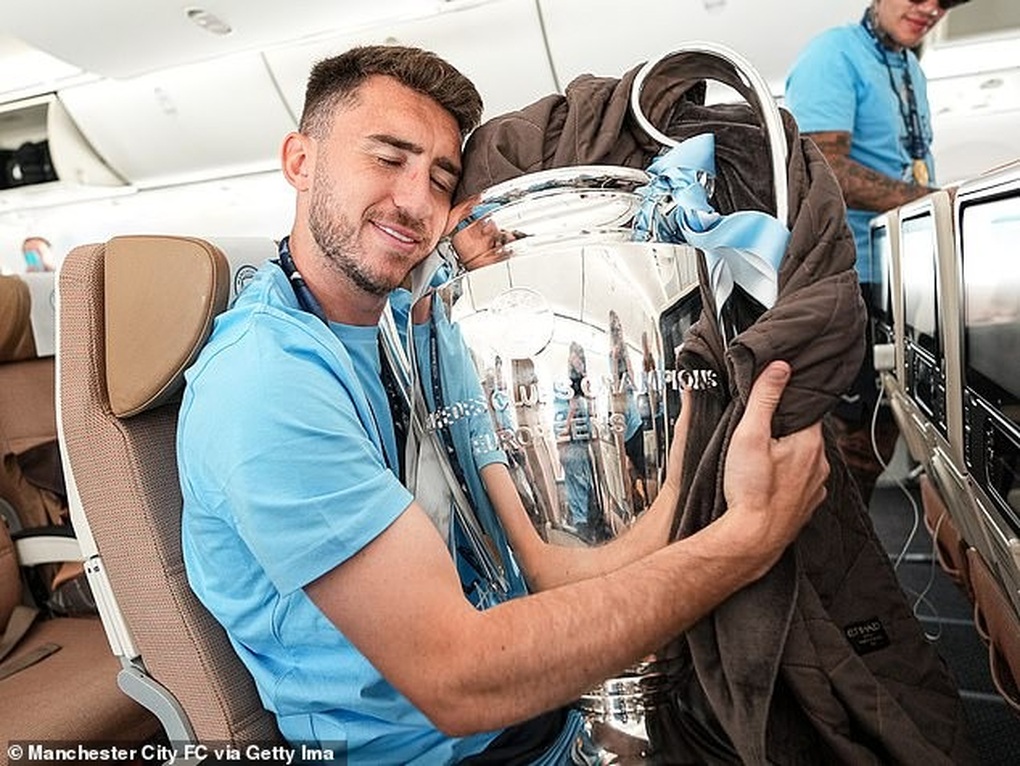 Man City mang Cúp Champions League về Anh ăn mừng cùng người hâm mộ - 5 Man City mang Cúp Champions League về Anh ăn mừng cùng người hâm mộ - 5
