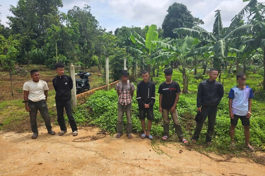 Cướp điện thoại bán lấy tiền mua bia ăn nhậu
