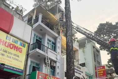 Cảnh sát cứu 6 người mắc kẹt trong đám cháy ở TPHCM