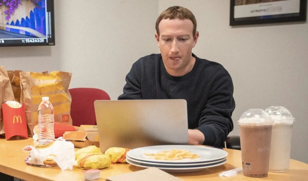 Hình ảnh Mark Zuckerberg và chiếc máy tính MacBook đã bị xóa bỏ logo của Apple (Ảnh: Facebook). Hình ảnh Mark Zuckerberg và chiếc máy tính MacBook đã bị xóa bỏ logo của Apple (Ảnh: Facebook).