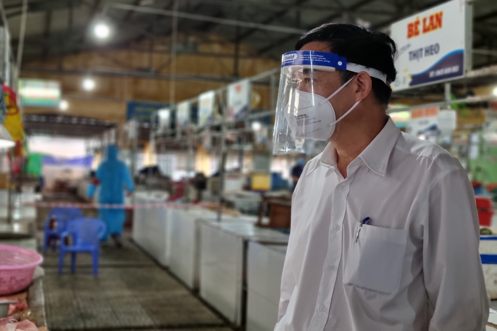 Tiểu thương Đà Nẵng mặc đồ bảo hộ kín mít, chỉ bán cho đại diện tổ dân phố - 6 Tiểu thương Đà Nẵng mặc đồ bảo hộ kín mít, chỉ bán cho đại diện tổ dân phố - 6