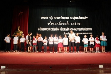 Quận Cầu Giấy trao quà cho học sinh xuất sắc, học sinh nghèo 