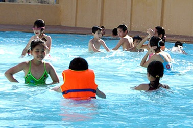Đừng thể hiện “pha” mùi mẫn tại “bể” teen nhé!
