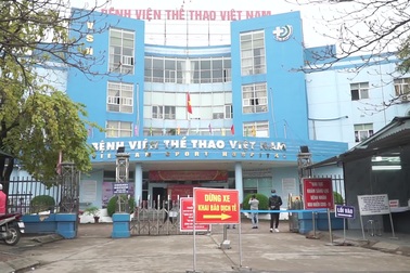 Hà Nội: Không khai báo y tế, tài xế lao thẳng ô tô vào bệnh viện