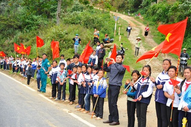 Điện Biên Phủ rực rỡ cờ hoa chào mừng đoàn đua 