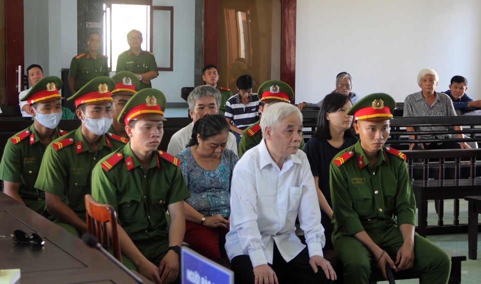 Vụ tham ô hơn 2,8 tỷ đồng ở TAND tỉnh: 4 bị cáo được giảm nhẹ hình phạt - 1 Vụ tham ô hơn 2,8 tỷ đồng ở TAND tỉnh: 4 bị cáo được giảm nhẹ hình phạt - 1
