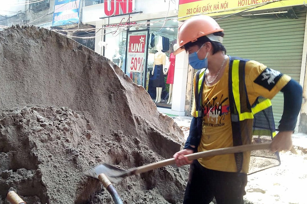 Hà Nội: Thợ cắt tóc, bán hàng, xe ôm tất bật trở lại với công việc - 4 Hà Nội: Thợ cắt tóc, bán hàng, xe ôm tất bật trở lại với công việc - 4